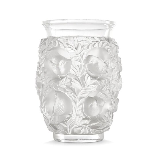 LALIQUE FRANCE Vase "Bagatelle" en verre translucide et satiné à décor de moineaux dans des branchages