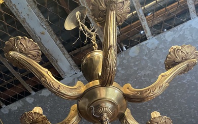 Lustre en bronze doré à six bras de lumière Hauteur sans la chaîne : 47...