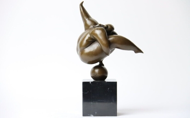 MILO (1893-1970), Femme corpulente en équilibre sur une sphère, scultpure en bronze et socle en...
