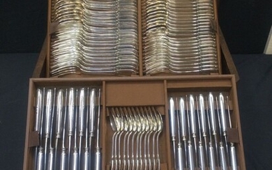 Ménagère en métal argenté dans son coffret bois comprenant : 12 fourchettes, 12 couteaux, 12...