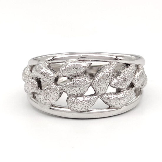 Modern woman ring in 18 kt 750 kt white gold
