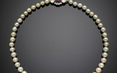 Natural saltwater graduated pearl necklace with pearl