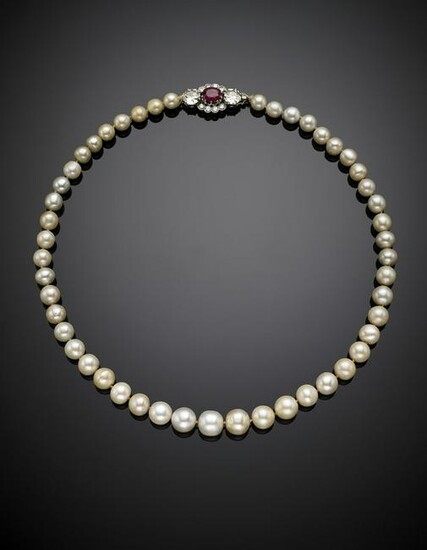 Natural saltwater graduated pearl necklace with pearl
