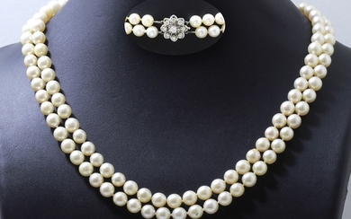 Necklace composed of 2 rows of cultured pearls...