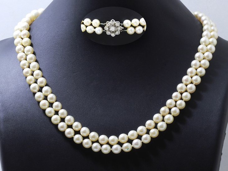 Necklace composed of 2 rows of cultured pearls...