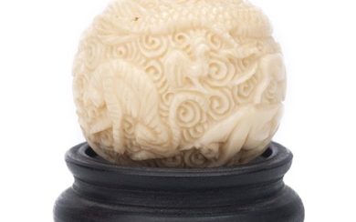 Netsuke en ivoire en forme de boule représentant les signes du zodiaque chinois