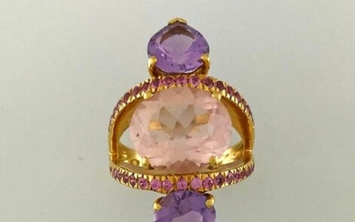 Openwork ring in 750°/°° gold centered on a pink quartz with two pear amethysts on a pink sapphire setting, TD 53, Gross weight: 8,4g