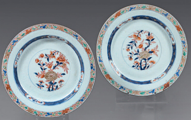 Pair of Chinese porcelain dishes. 18th century.
