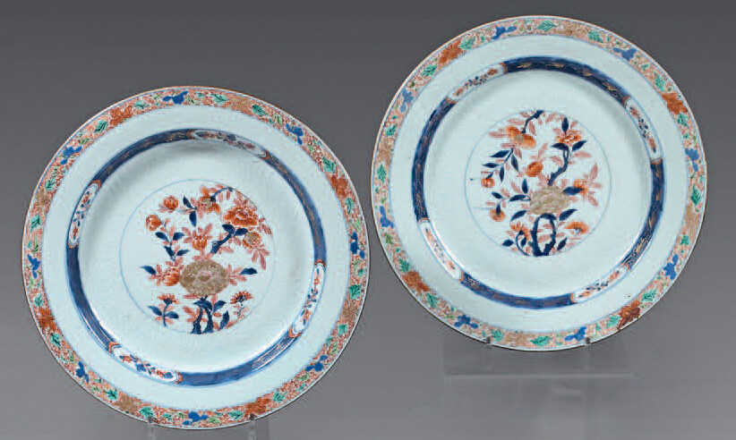 Pair of Chinese porcelain dishes. 18th century.