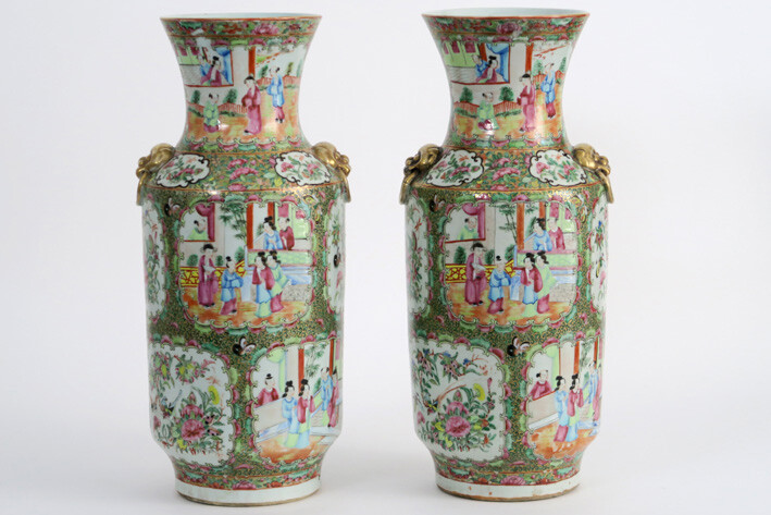 Pair of nineteenth century Chinese vases with lions on the neck in porcelain with a typical Cantonese decor - height: 45 cm ||19th Cent. Chinese pair of vases in porcelain with Cantonese decor