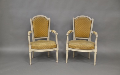 Paire de fauteuils Louis XVI en bois peint, dossier chapeau de gendarme, piètement cannelé et...