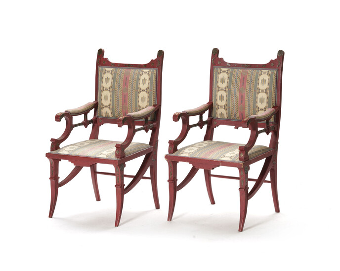 Paire de fauteuils, XXe s, en bois peint rouge et éléments en cuivre, garniture en tissu rayé à décor géométriques