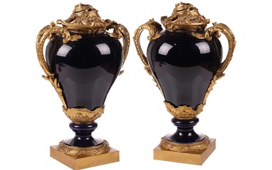 Paire de grands vases français du XIXe siècle montés en porcelaine et en bronze doré,...