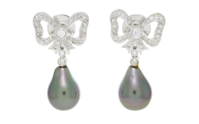 Paire de pendants d'oreilles nœuds en or gris 750 sertis de diamants et retenant des perles de culture de Tahiti+pendants perles blanches