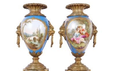 Paire de vases avec scène de Watteau Sèvres Paris Milieu du 19e siècle Porcelaine peinte...