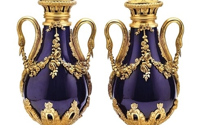 Paire de vases couverts en porcelaine émaillée bleu profond et bronze doré, les prises en...