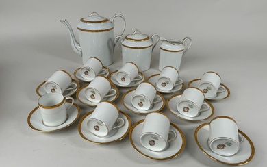 Partie de service à café ou thé en porcelaine blanche et filets or comprenant :...