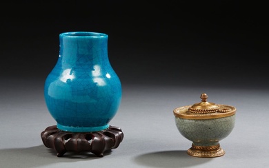 Petit vase en porcelaine turquoise et encrier en porcelaine type Ge, le vase à panse...