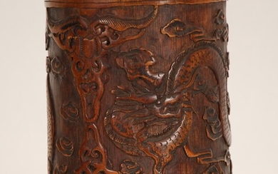 Porte-pinceaux Bambou à décor taillé de dragons et de nuages stylisés. Chine.H. 17,5 cm.