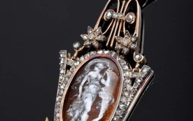 RG 750 pendant with enamel tondo "Fama" in a delicate silver diamond rose setting (ca. 0.90ct/P/CR) and a hanging oriental pearl, France late 19th c., 9.7g, 5.6x2.1cm