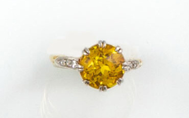 RING in 18K yellow gold holding a yellow sapphire in...