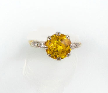 RING in 18K yellow gold holding a yellow sapphire in...