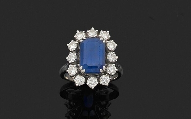 RING in 750 thousandths white gold and 850 thousandths platinum, adorned with a rectangular sapphire in a setting of twelve round brilliant diamonds. Finger size: 49 (balls). Gross weight: 8.6 g. Presumed weight of the sapphire approximately 5.50 to...