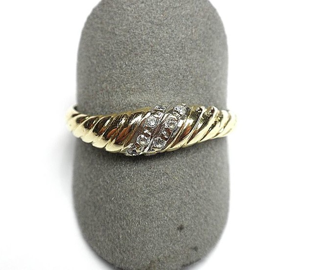 RING in yellow gold, gadrooned ring set with...