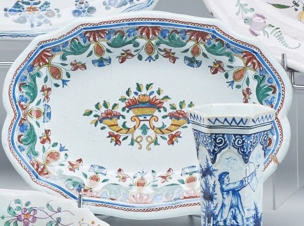 ROUEN, XVIIIe siècle PLAT ovale à bord chantourné en faïence émaillée polychrome, décor aux cornes...