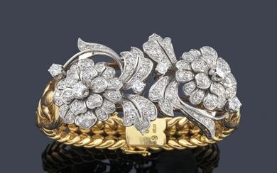 Rigid bracelet in 18K yellow gold with a floral diamond