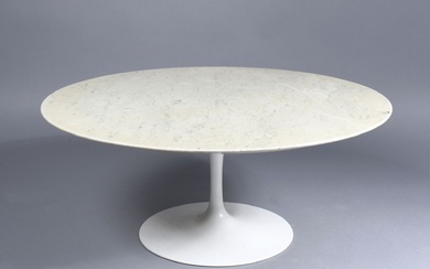 SAARINEN Eero (1910-1961) - KNOLL INTERNATIONAL Éditeur Table basse "Tulip" à plateau circulaire en marbre...