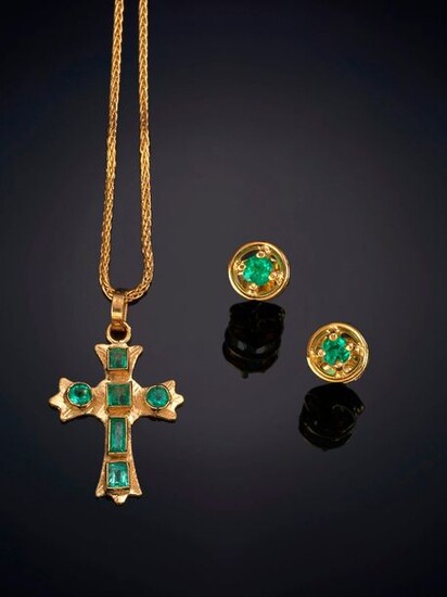 SET OF CHAIN WITH CROSS AND EMERALD EARRINGS, ON A 18K YELLOW GOLD FRAME. Price: 200,00 Euros. (33.277 Ptas.)
