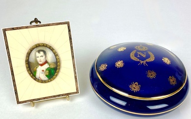 SUR LE THEME DE NAPOLEON Ier Lot comprenant : - Miniature ovale figurant l'empereur Napoléon...
