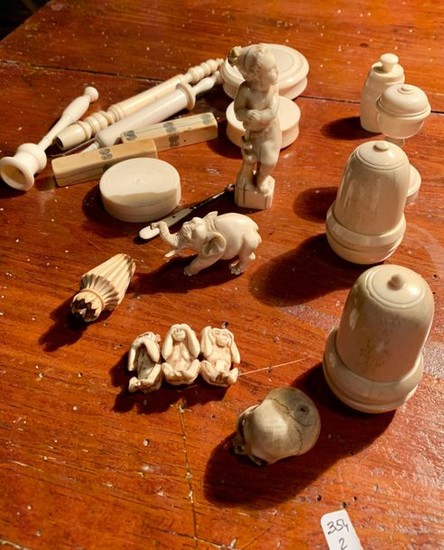 Set of nineteen pieces of carved bone or...
