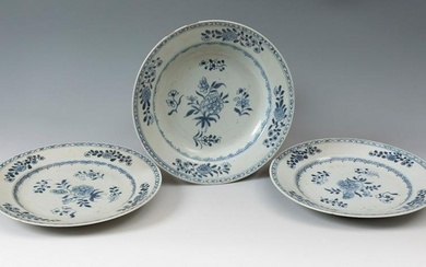 Set of three plates; Company of the Indies, 18th century. Ceramics. They have slight wear.