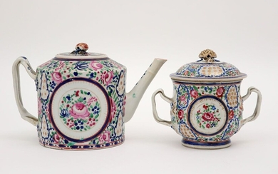 Set van een achttiende-eeuwse theepot en suikerpot in Chinees porselein met een polychroom zgn 'Chine...