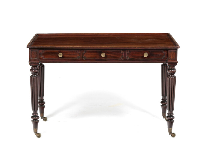 Side table d'époque George IV attribuée à Gillows, en acajou et placage d'acajou, ceinture ouvrant par trois tiroirs, pieds fuselés cann