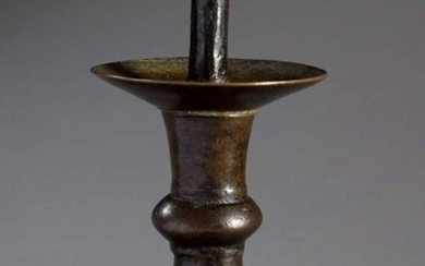 Small Romanesque candlestick holder on three claw feet, flat nodus and spike, bronze with dark patina, old inventory number on the bottom, probably Minden around 1200, h. 14cm, small defects, since 2000 coll. Walter Vonficht/Allgäu