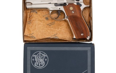 *Smith & Wesson Model 39-2 in Box with Accessories