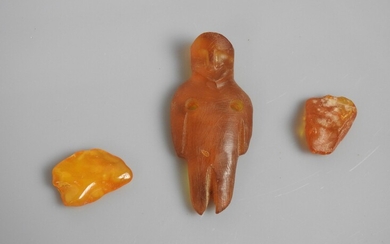 Statuette fétiche en ambre et morceaux bruts... - Lot 256 - Vermot et Associés