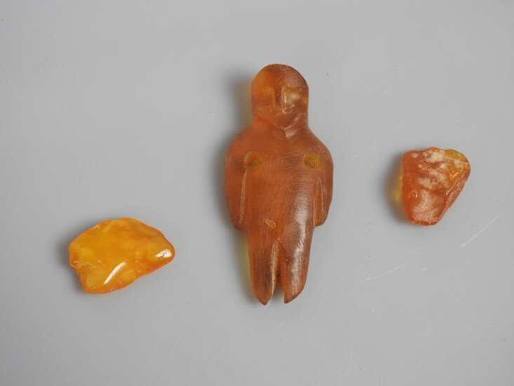 Statuette fétiche en ambre et morceaux bruts... - Lot 256 - Vermot et Associés