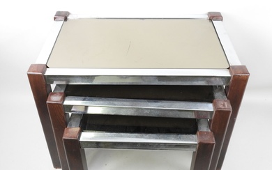 Suite de trois tables gigognes rectangulaires en bois teinté et métal chromé, plateau en verre...