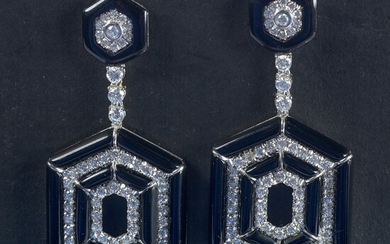 Superbe paire de boucles d'oreilles en or blanc 18 carats serties d'onyx et de diamants...