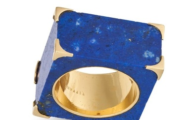 TIFFANY & CO., A VINTAGE LAPIS LAZULI RING in 18ct yellow gold, comprising a square piece of lapis