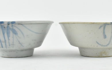 TWO ZHANGZHOU SWATOW WARE BLUE AND WHITE BOWLS 汕头碗两个
