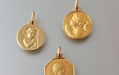 Three 750-thousandths yellow gold medals decorated with cherubs, two round and one octagonal, the backs unengraved 6.2 g.