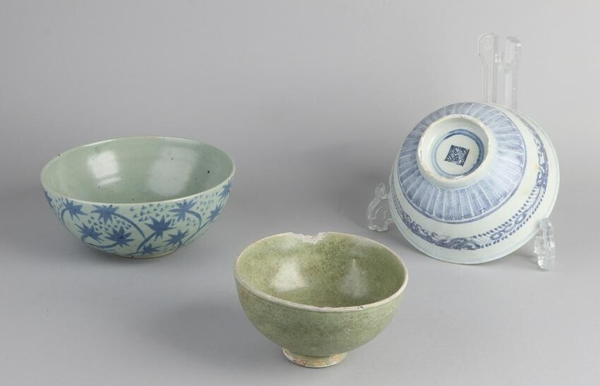 Three various antique Chinese porcelain bowls. Cargo et