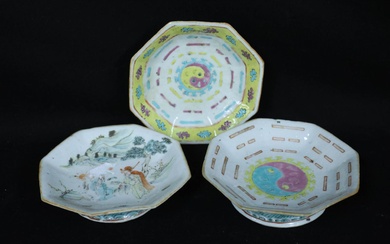 Trois coupelles octogonales sur pied en porcelaine polychrome. Chine fin XIX°-début XX° siècle 4 x...