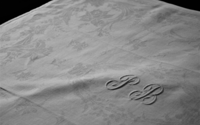 Trois suites de serviettes damassées, 2nde moitié du XIXe siècle. Une suite de douze serviettes...
