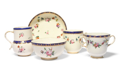Un groupe de porcelaines de thé de Chelsea-Derby, vers 1780, comprenant une tasse en forme...